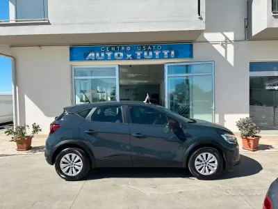 Second-hand Renault Captur Zen 95 CP (69 kW) 2020 Albastru SUV