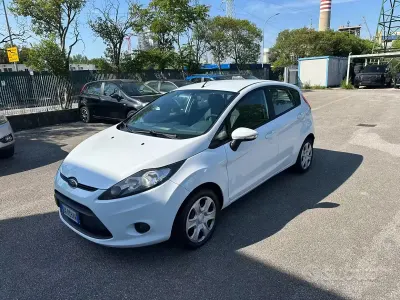 Gebraucht Ford Fiesta Titanium 82 PS (60 kW) 2009 Weiß Kleinwagen