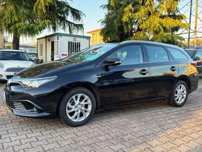 Second-hand Toyota Auris Touring Sports 99 CP (72 kW) 2017 Negru Break
