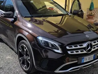 Usata Mercedes GLA200 136 CV (100 kW) 2017 Marrone SUV