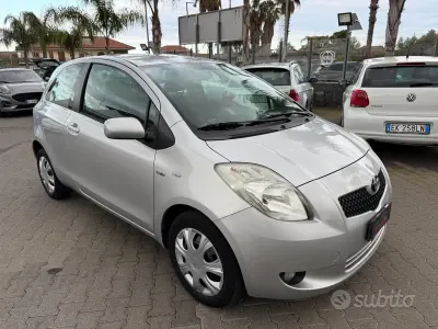 Begagnad Toyota Yaris Sol 90 HK (66 kW) 2009 Grå Halvkombi