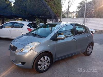 Usata Toyota Yaris Sol 69 CV (50 kW) 2007 Grigio Utilitaria
