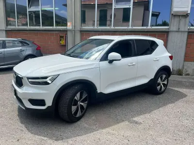 Usata Volvo XC40 Momentum 163 CV (119 kW) 2020 Bianco SUV