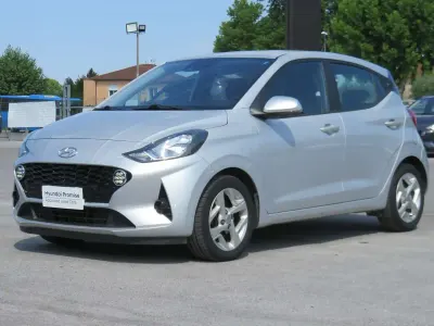 Usata Hyundai i10 67 CV (49 kW) 2023 Shimmering silver Utilitaria
