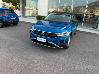 Usata VW T-Roc Life 150 CV (110 kW) 2023 Bluazzurro SUV