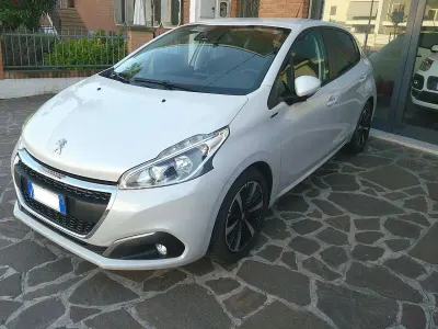 Usata Peugeot 208 Signature Sky 83 CV (61 kW) 2019 Bianco perlato Utilitaria