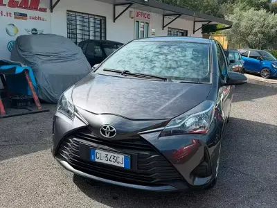 Usata Toyota Yaris Lounge 69 CV (50 kW) 2018 Grigio Berlina