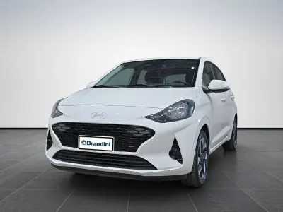 Usata Hyundai i10 Prime 67 CV (49 kW) 2023 Bianca tetto rosso Utilitaria