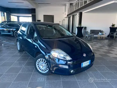 Usata Fiat Punto Lounge 77 CV (56 kW) 2015 Bluazzurro Utilitaria