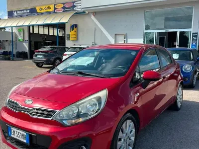 Usata Kia Rio EX 90 CV (66 kW) 2012 Rosso Berlina