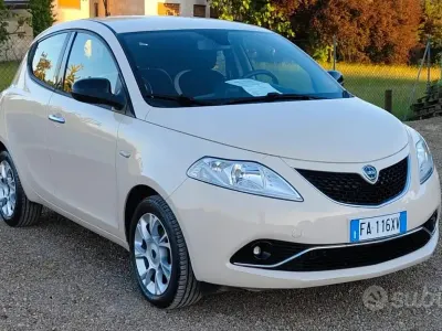 Usado Lancia Ypsilon S 95 HP (69 kW) 2015 Bege Citadino