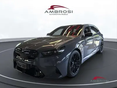 Nuova BMW M5 Comfort Edition 727 CV (534 kW) 2026 Storm bay metallizzato Station wagon