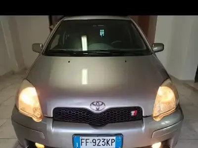 Usata Toyota Yaris 105 CV (77 kW) 2003 Grigio Berlina