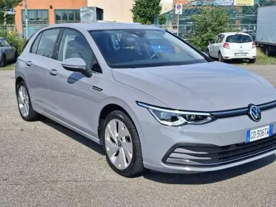 Usata VW Golf VIII 150 CV (110 kW) 2021 Argento Berlina