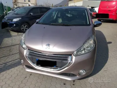 Usata Peugeot 208 Allure 68 CV (50 kW) 2012 Viola pastello Utilitaria