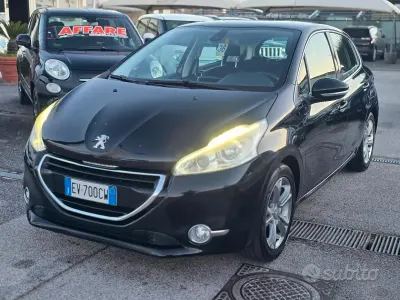 Usata Peugeot 208 Allure 68 CV (50 kW) 2014 Nero Utilitaria