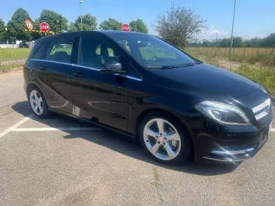 Usata Mercedes B180 Premium 122 CV (89 kW) 2013 Nero Utilitaria