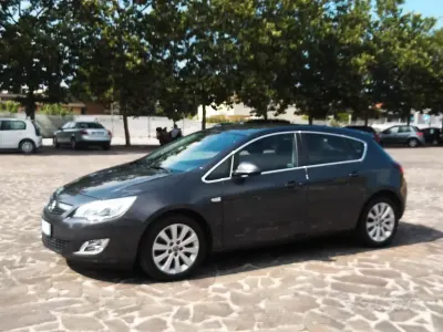 Usata Opel Astra 110 CV (80 kW) 2011 Marrone Berlina
