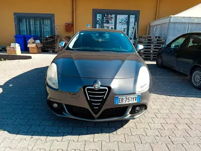 Usata Alfa Romeo Giulietta Exclusive 105 CV (77 kW) 2013 Grigio Utilitaria