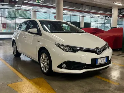 Usata Toyota Auris Hybrid Business Edition 99 CV (72 kW) 2018 Bianco Berlina
