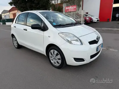 Usata Toyota Yaris 69 CV (50 kW) 2011 Bianco Utilitaria