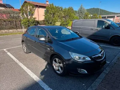 Usata Opel Astra Cosmo 110 CV (80 kW) 2012 Blu Berlina