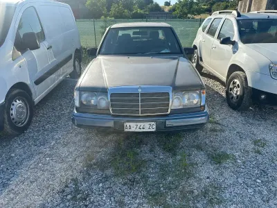 Usata Mercedes E200 109 CV (80 kW) 1988 Grigio Berlina