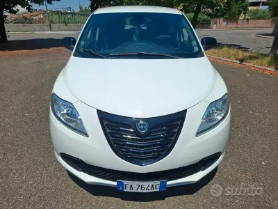 Usata Lancia Ypsilon 69 CV (50 kW) 2015 Bianco Utilitaria