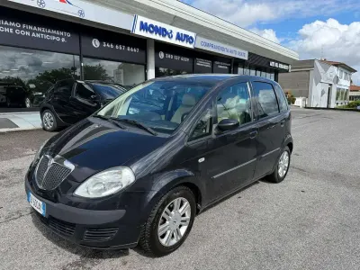 Begagnad Lancia Musa 95 HK (69 kW) 2006 Grå Minibuss