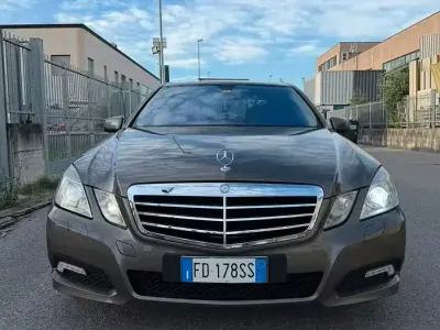 Usata Mercedes E220 Avantgarde 170 CV (125 kW) 2009 Marrone Berlina