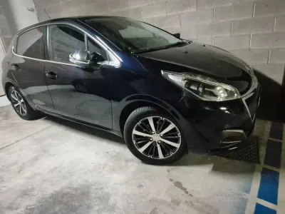 Usata Peugeot 208 Allure 82 CV (60 kW) 2017 Bluazzurro Utilitaria