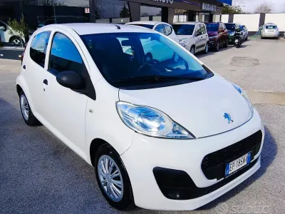 Usata Peugeot 107 68 CV (50 kW) 2013 Bianco Utilitaria