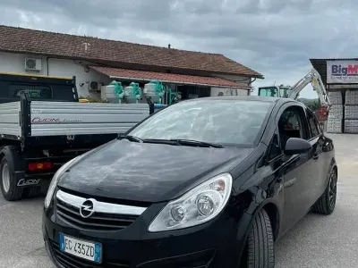 Usata Opel Corsa Edition 75 CV (55 kW) 2011 Nero Utilitaria