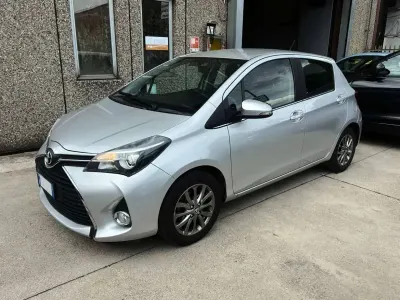 Usata Toyota Yaris Lounge 69 CV (50 kW) 2017 Argento Berlina