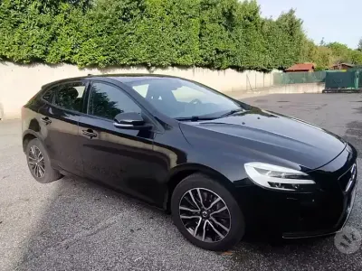 Usata Volvo V40 Plus 120 CV (88 kW) 2019 Nero Berlina