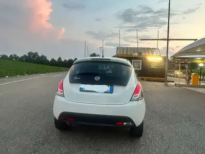 Usata Lancia Ypsilon 69 CV (50 kW) 2015 Utilitaria
