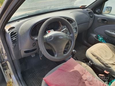 Usata Ford Fiesta 75 CV (55 kW) 2002 Grigio Utilitaria
