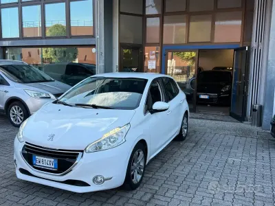 Occasion Peugeot 208 Allure 82 ch (60 kW) 2014 Blanc Citadine