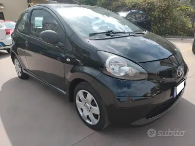 Käytetty Peugeot 107 68 HP (50 kW) 2012 Musta Viistoperä