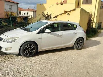 Usata Opel Astra 110 CV (80 kW) 2012 Bianco Berlina