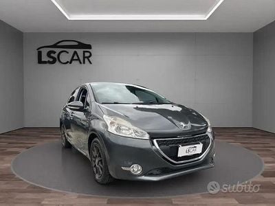 Grigio Usata 2014 Peugeot 208 Active Utilitaria | 6990 € (Buon prezzo)