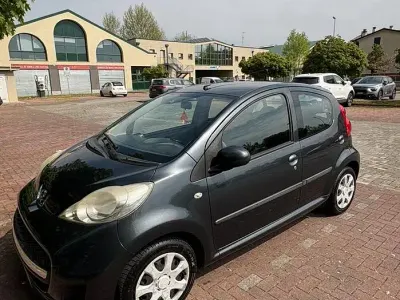 Usata Peugeot 107 68 CV (50 kW) 2011 Grigio Utilitaria