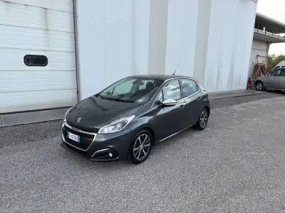 Usata Peugeot 208 Allure 75 CV (55 kW) 2017 Grigio platinum Utilitaria