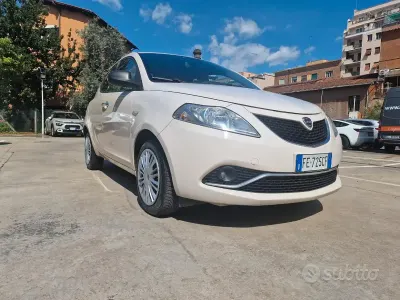 Usado Lancia Ypsilon Silver 69 CV (50 kW) 2016 Blanco Utilitario