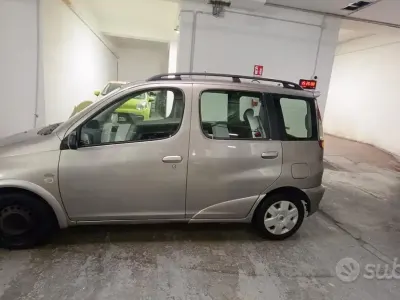 Usata Toyota Yaris Verso 75 CV (55 kW) 2005 Grigio Monovolume