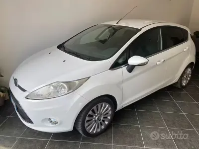 Usata Ford Fiesta Titanium 82 CV (60 kW) 2010 Bianco Berlina