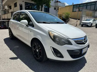 Usata Opel Corsa Edition 86 CV (63 kW) 2013 Bianco Utilitaria
