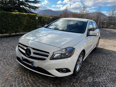 Käytetty Mercedes A180 Executive 109 HP (80 kW) 2014 Valkoinen Sedan