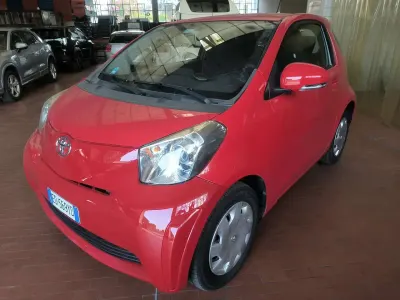 Usata Toyota iQ 68 CV (50 kW) 2010 Rosso Utilitaria