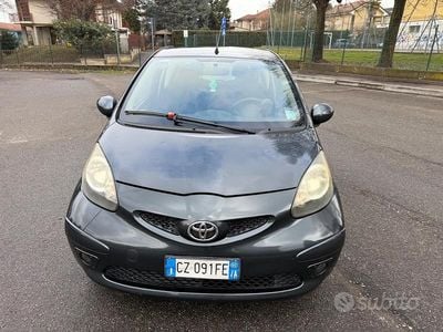 Usata Toyota Aygo 67 CV (49 kW) 2007 Grigio Utilitaria